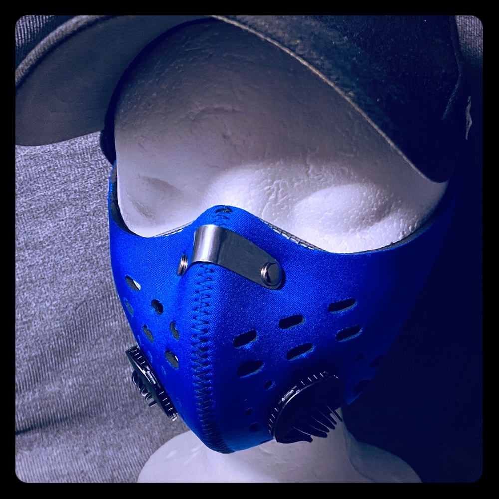 Blue neoprene facemask w/ 1 way Air valves &filter